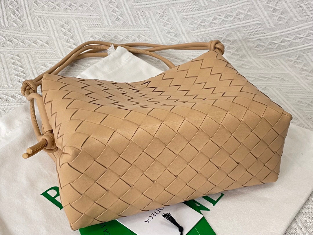 bo*te*ga Ve*ne*ta shoulder bags