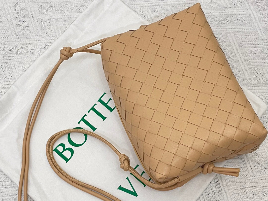 bo*te*ga Ve*ne*ta shoulder bags