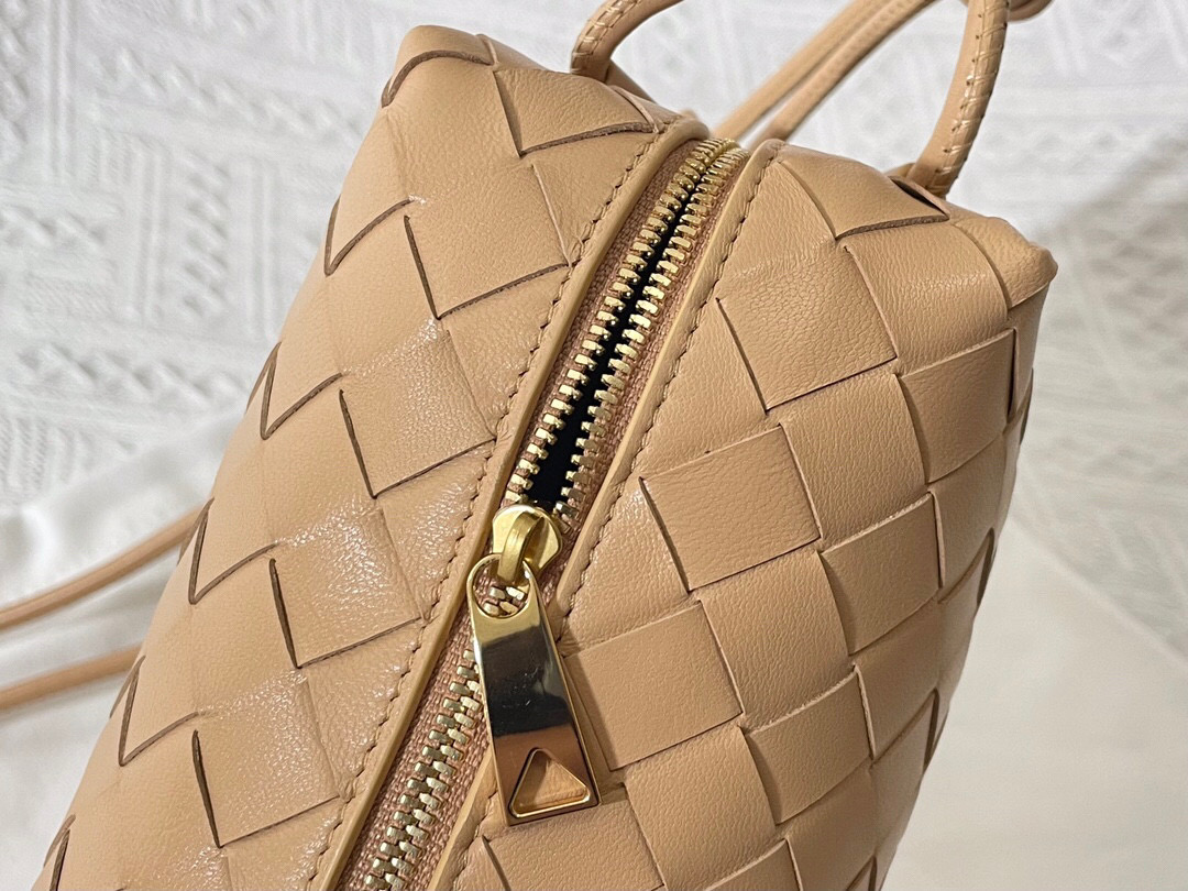 bo*te*ga Ve*ne*ta shoulder bags