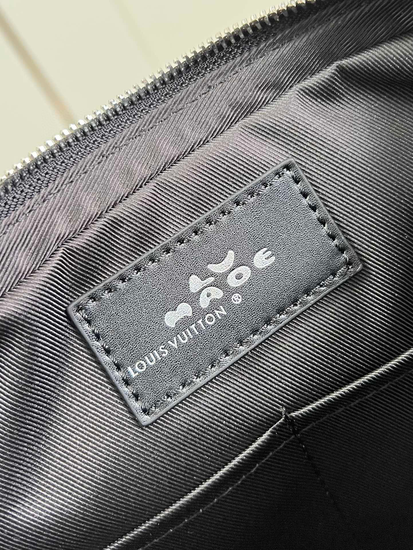 l**is V*t*n trio messenger bag
