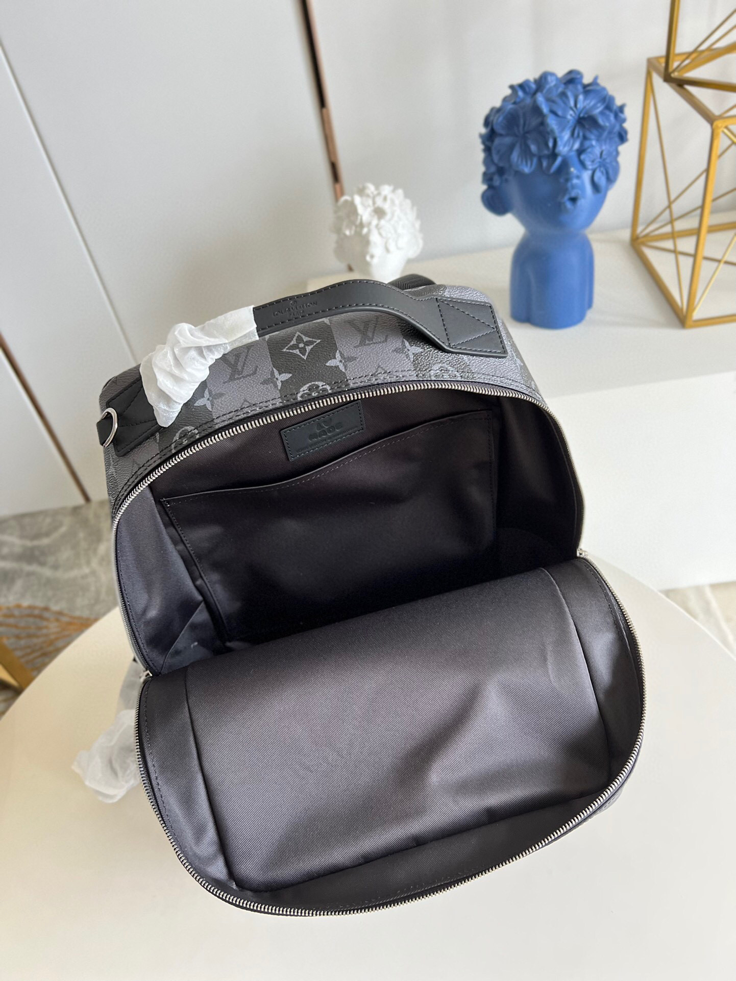 l**is V*t*n utilitary backpack