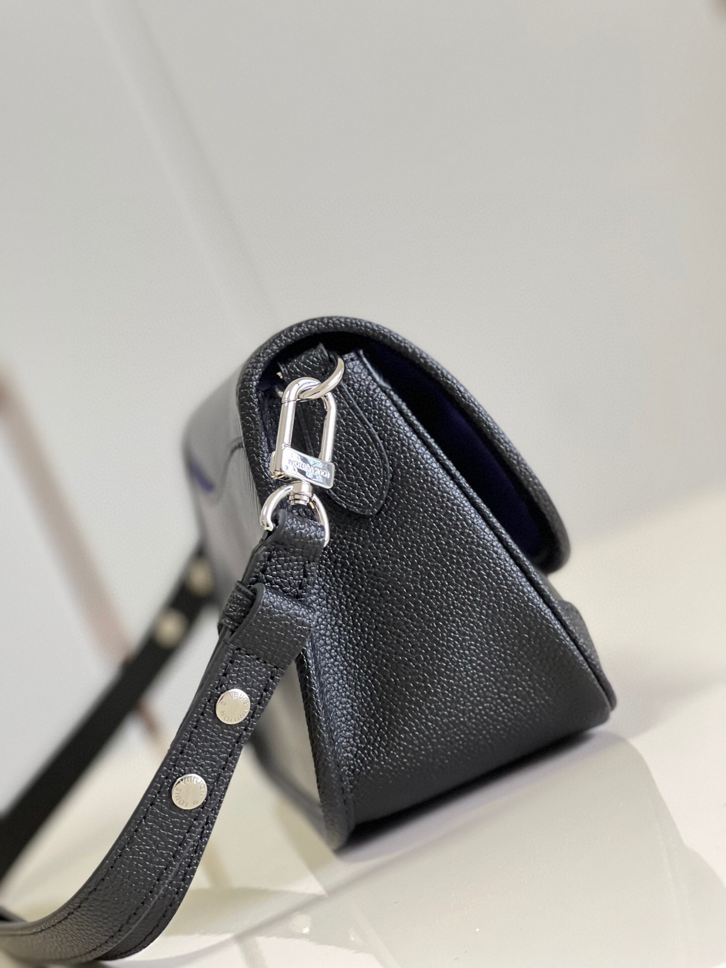 l**is V*t*n buci bag