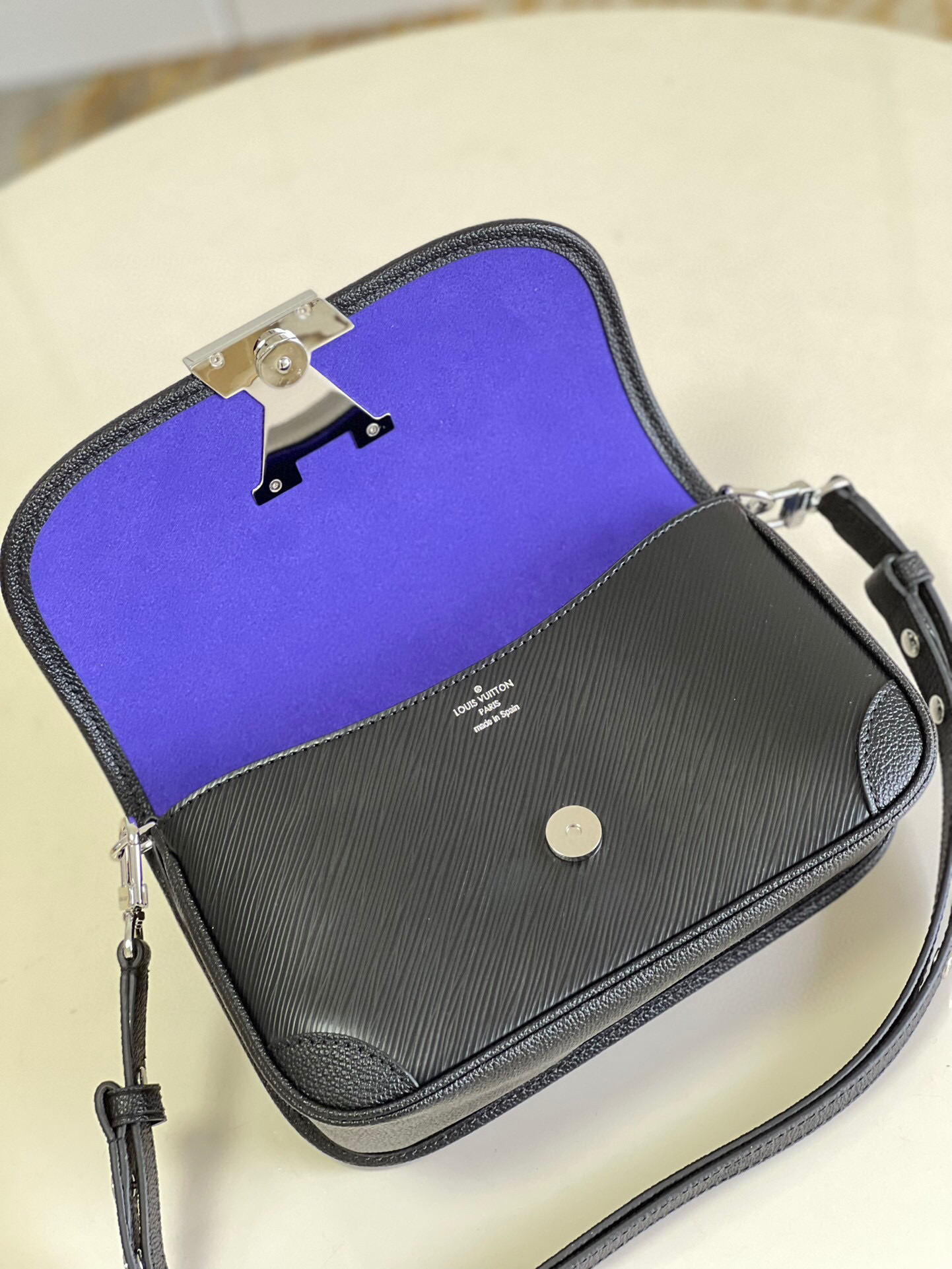 l**is V*t*n buci bag