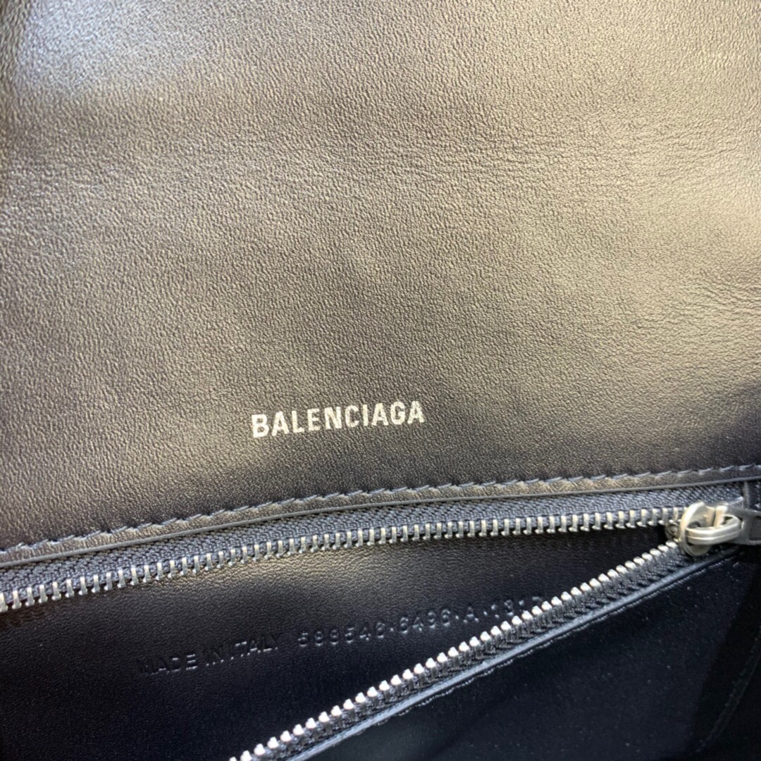 Ba*len*cia*ga hourglass