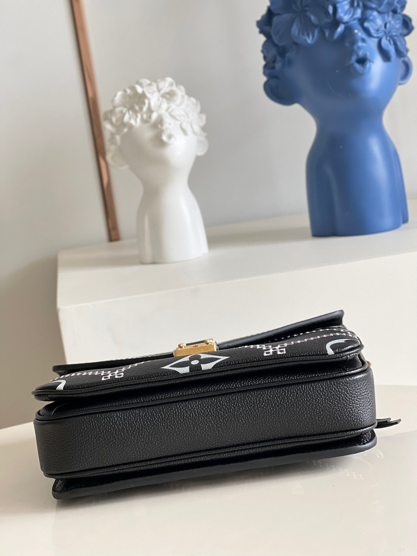 l**is V*t*n pochette metis