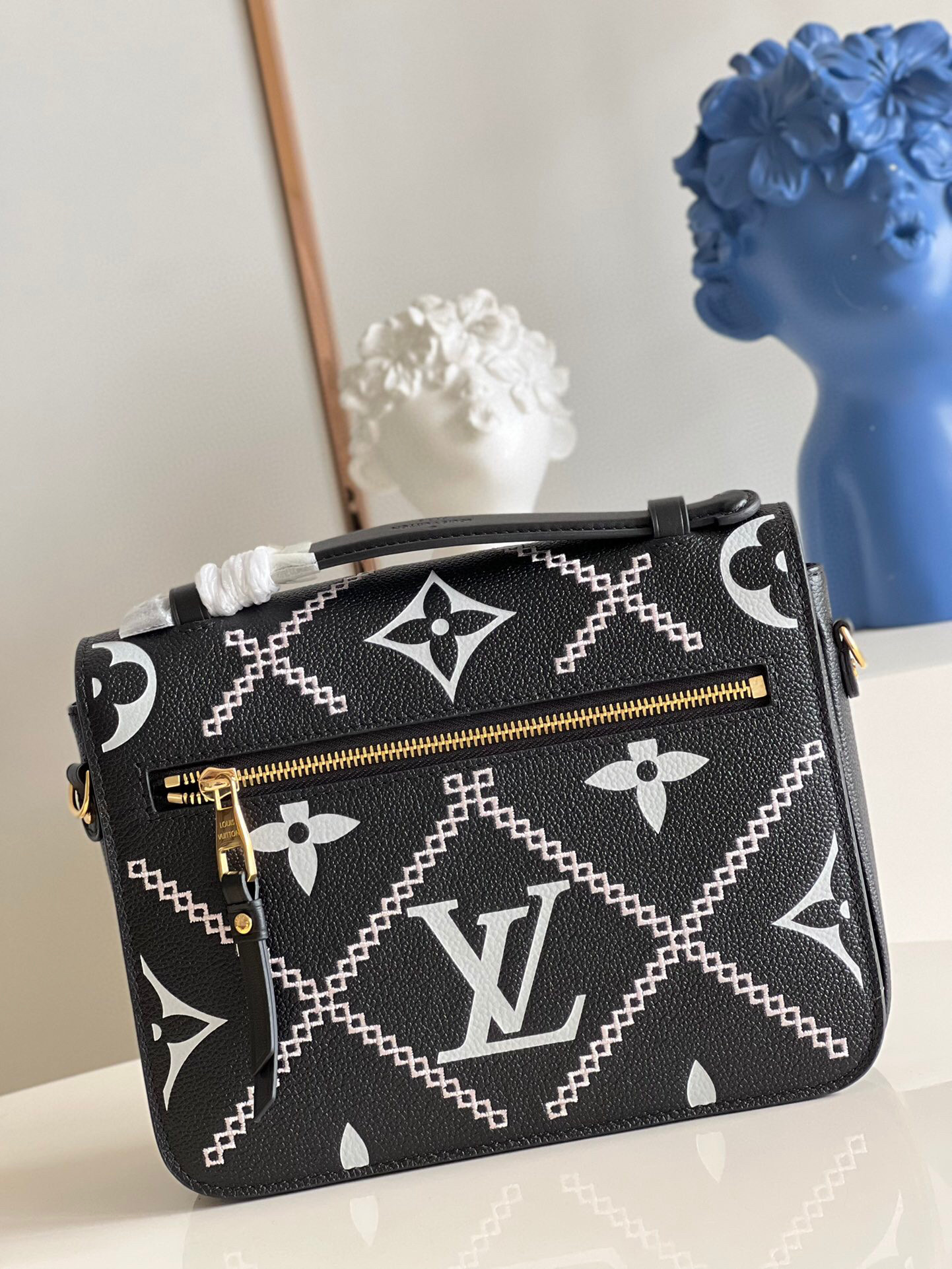 l**is V*t*n pochette metis