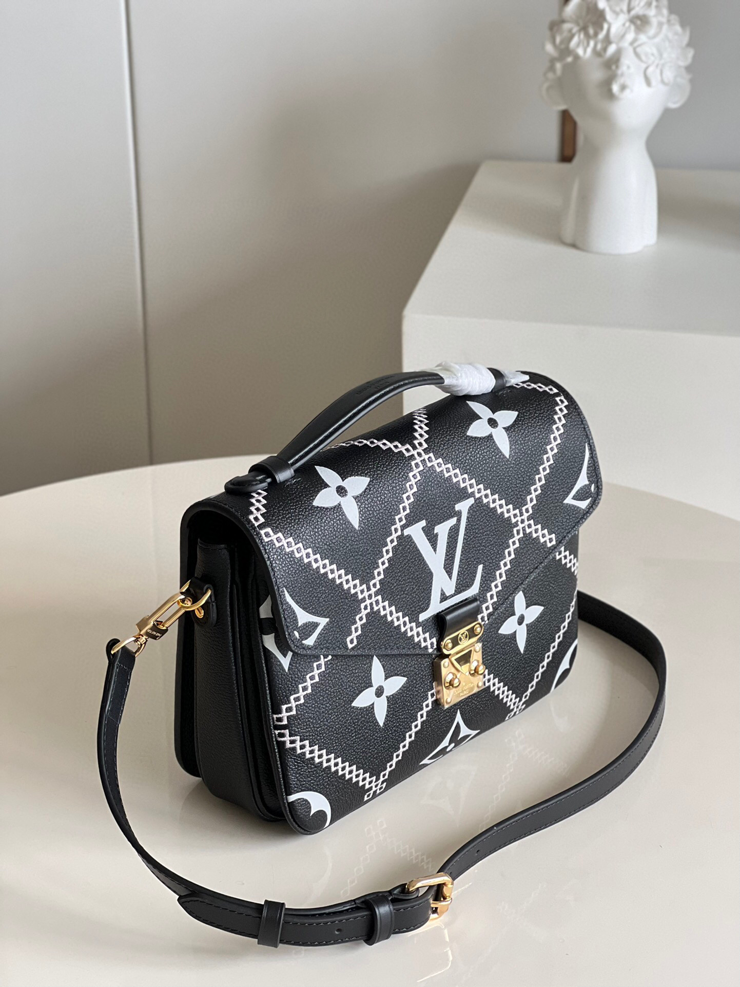 l**is V*t*n pochette metis