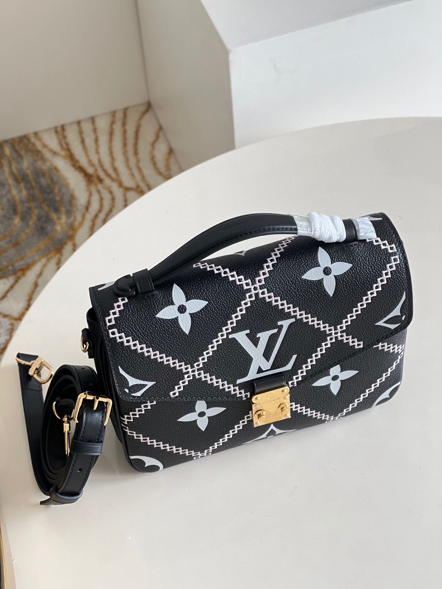 l**is V*t*n pochette metis