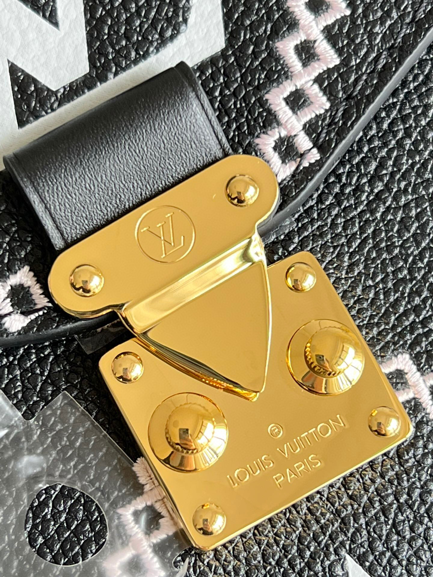l**is V*t*n pochette metis