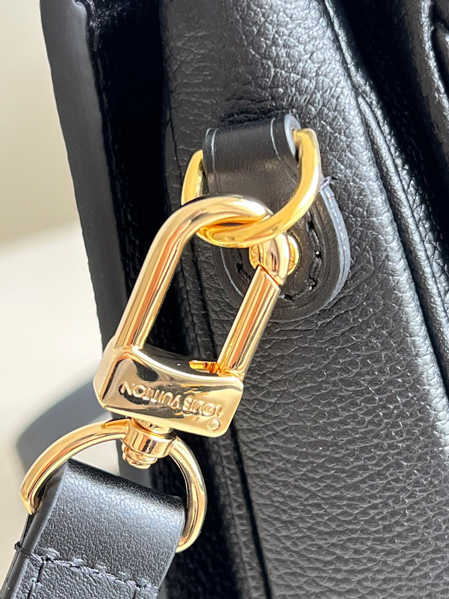 l**is V*t*n pochette metis