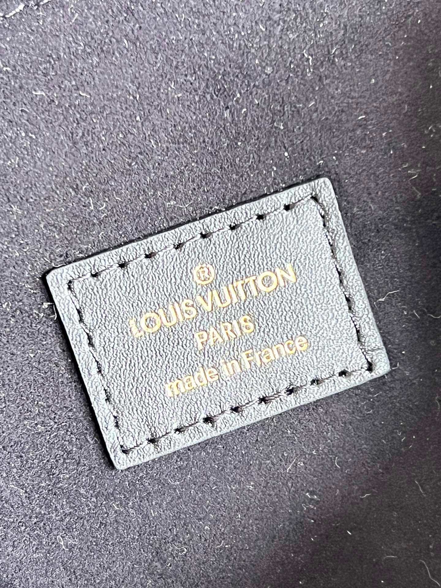 l**is V*t*n pochette metis