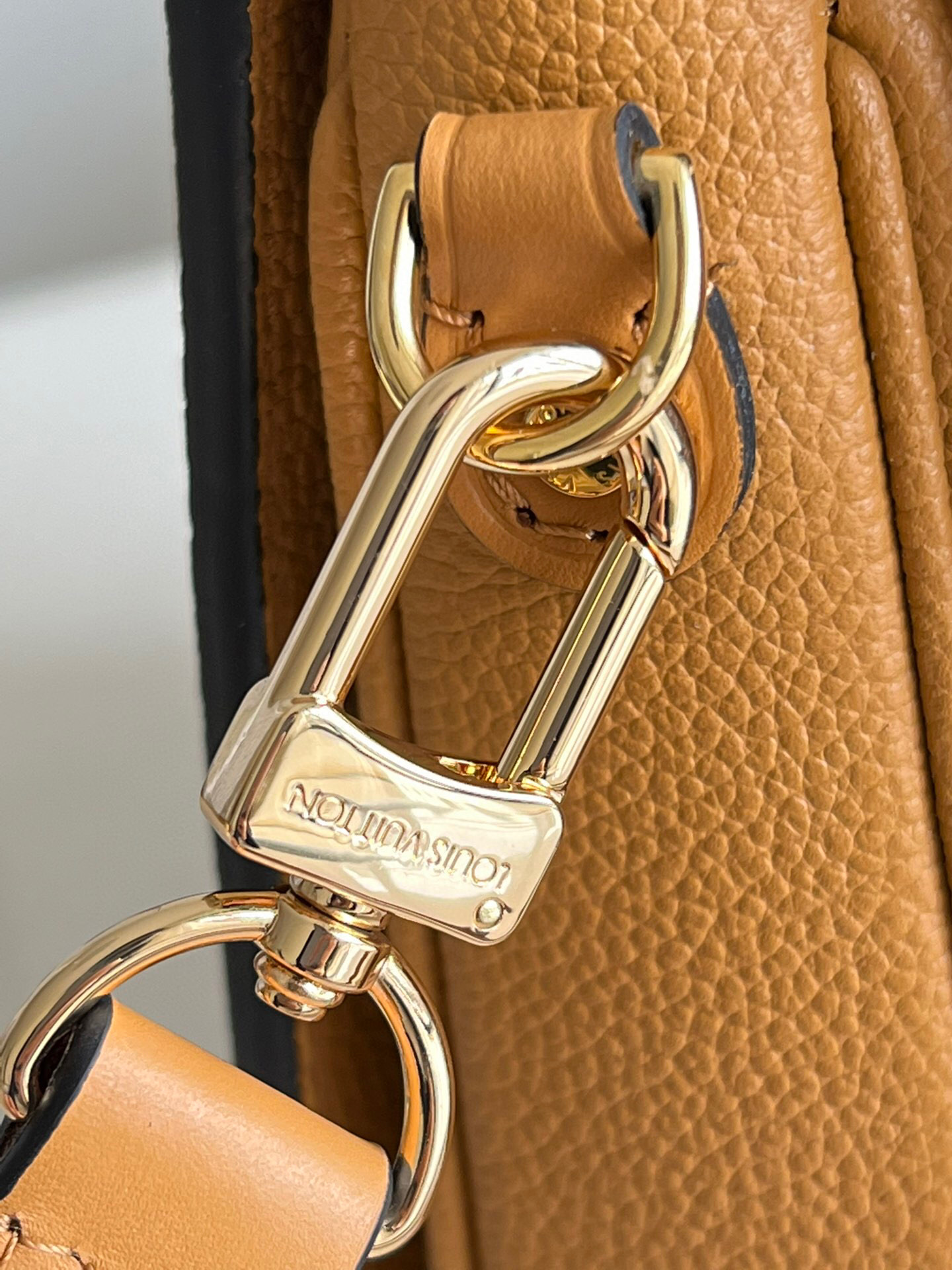 l**is V*t*n pochette metis
