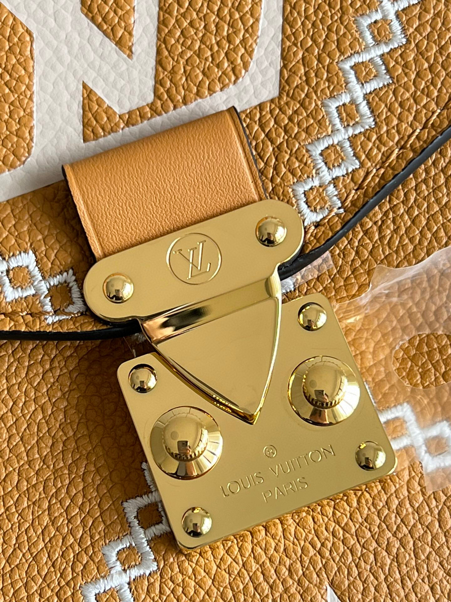 l**is V*t*n pochette metis