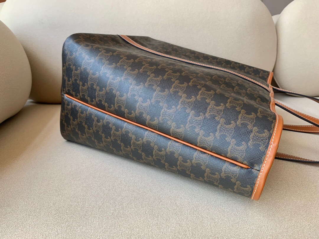 Ce**e triomphe tote