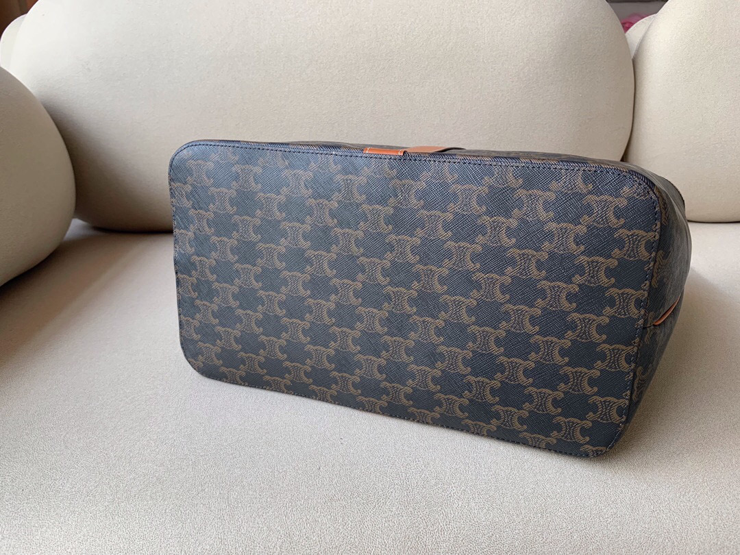 Ce**e triomphe tote