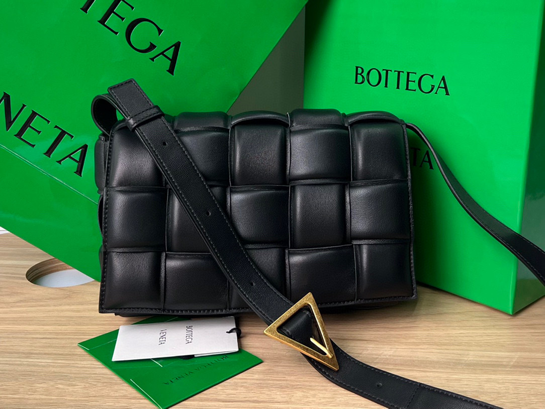 bo*te*ga Ve*ne*ta padded cassette