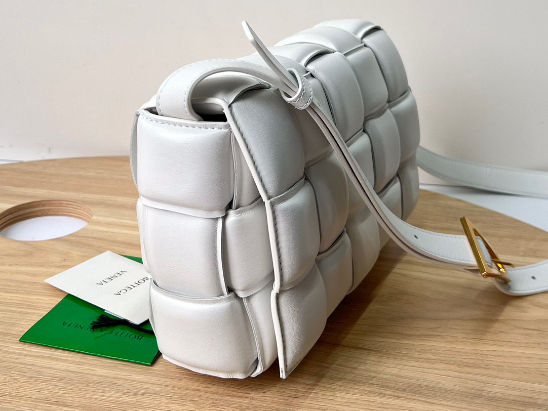 bo*te*ga Ve*ne*ta padded cassette