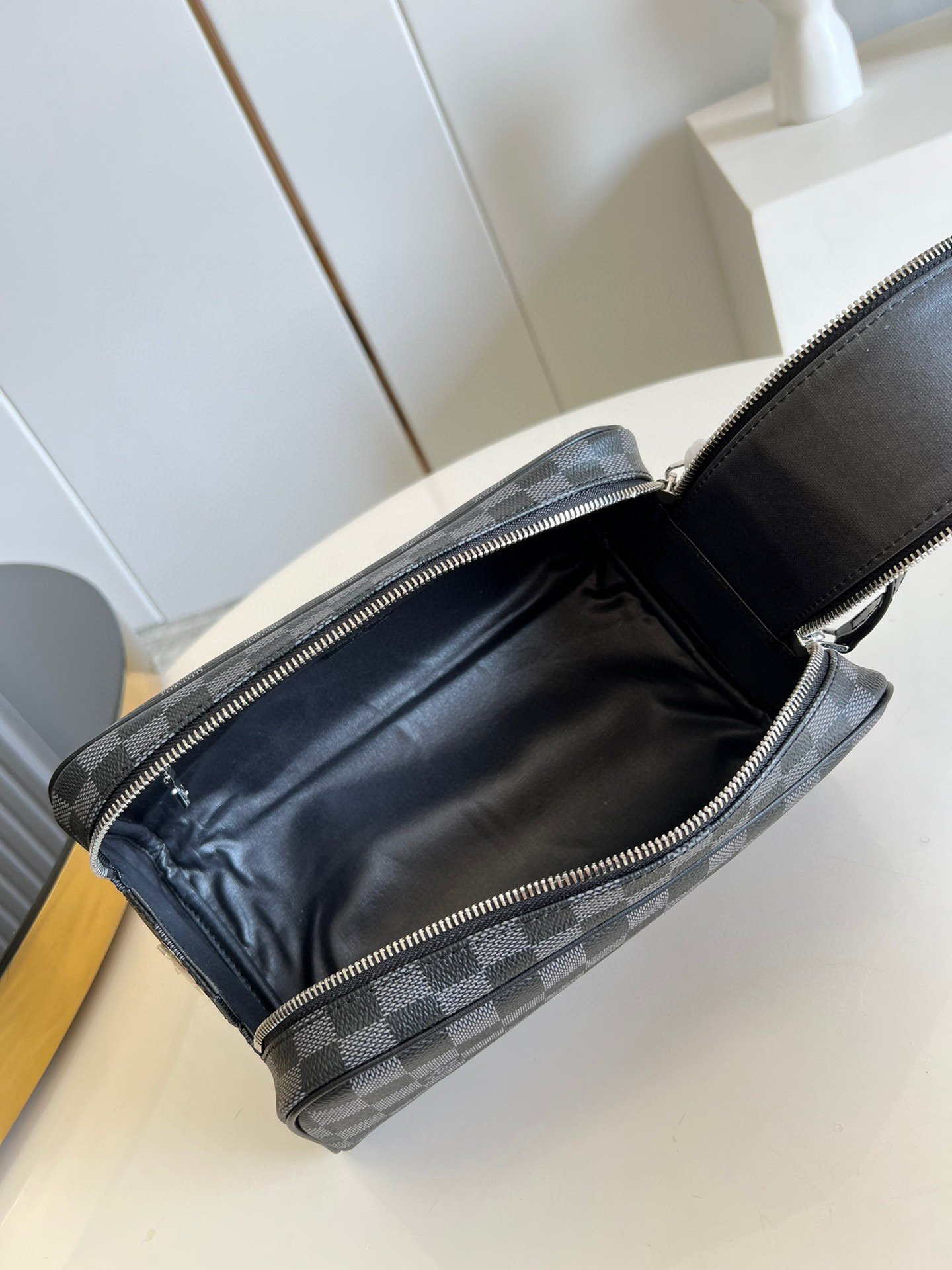 l**is V*t*n dopp kit toilet pouch
