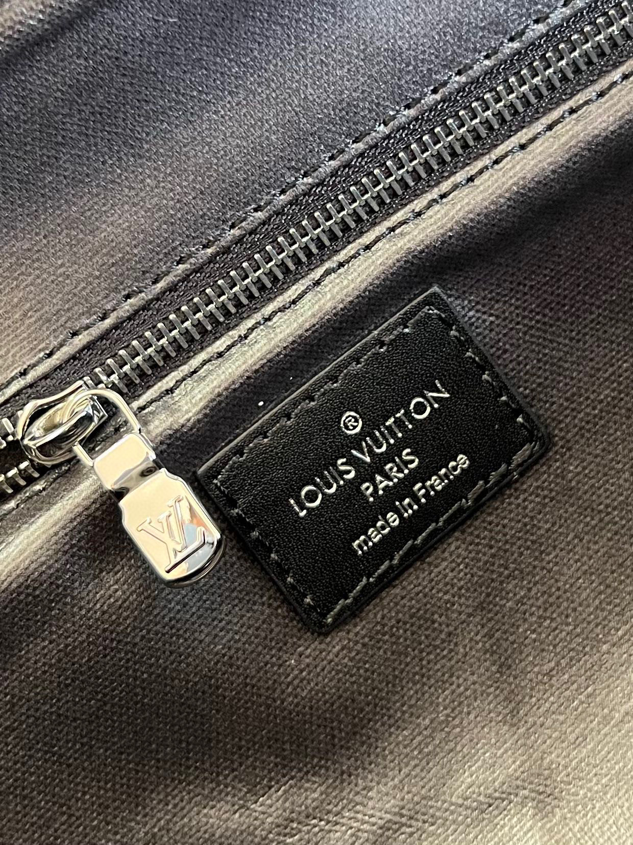 l**is V*t*n dopp kit toilet pouch