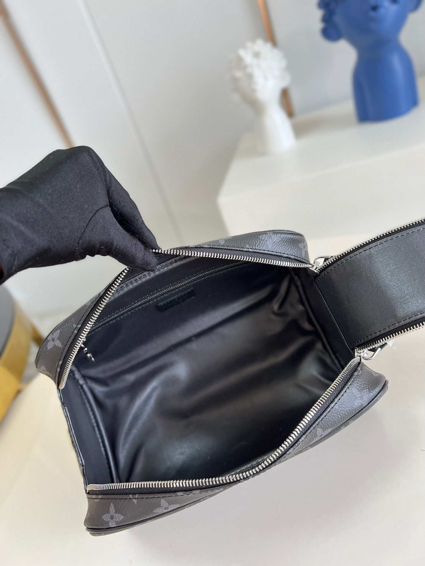 l**is V*t*n dopp kit toilet pouch