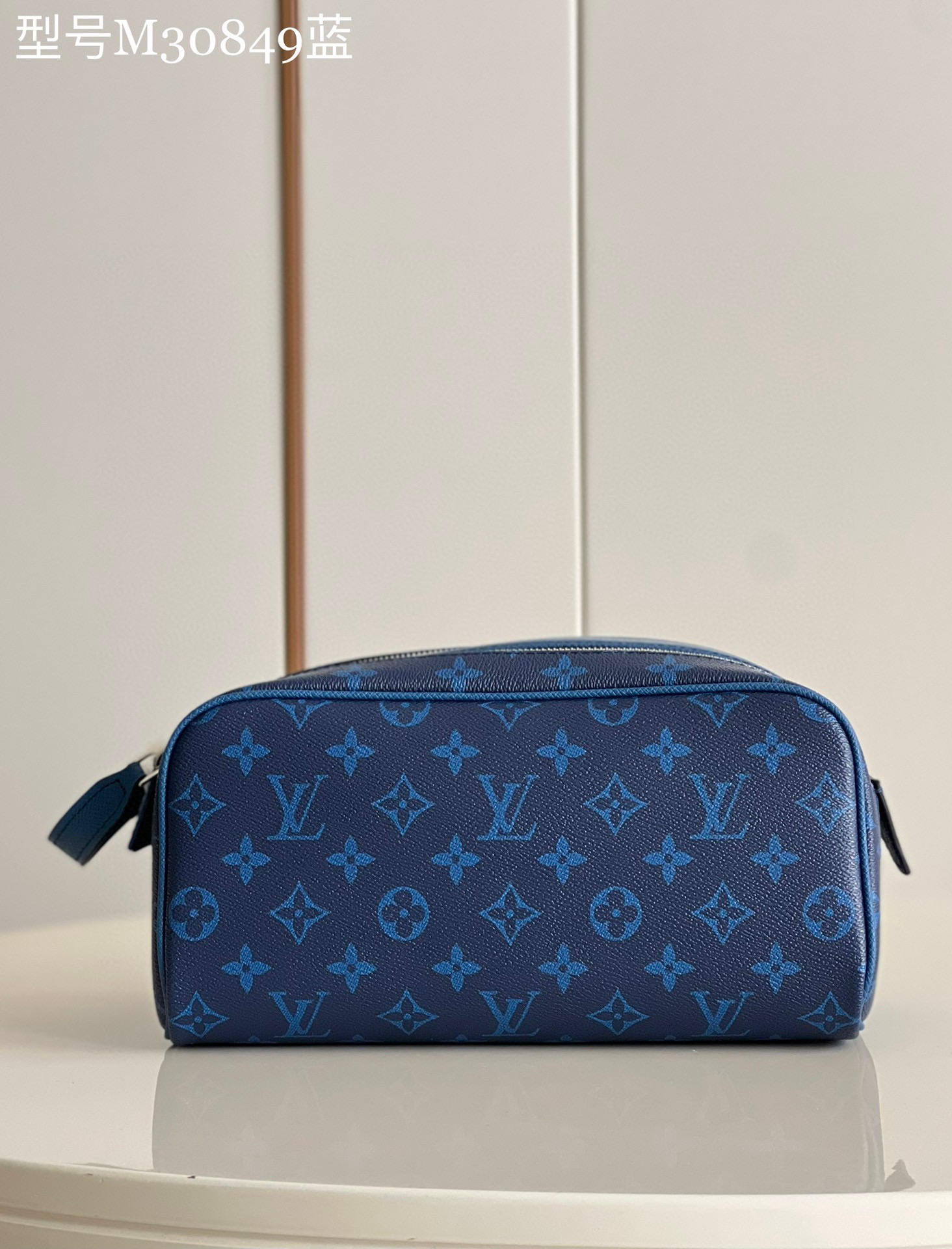 l**is V*t*n dopp kit toilet pouch