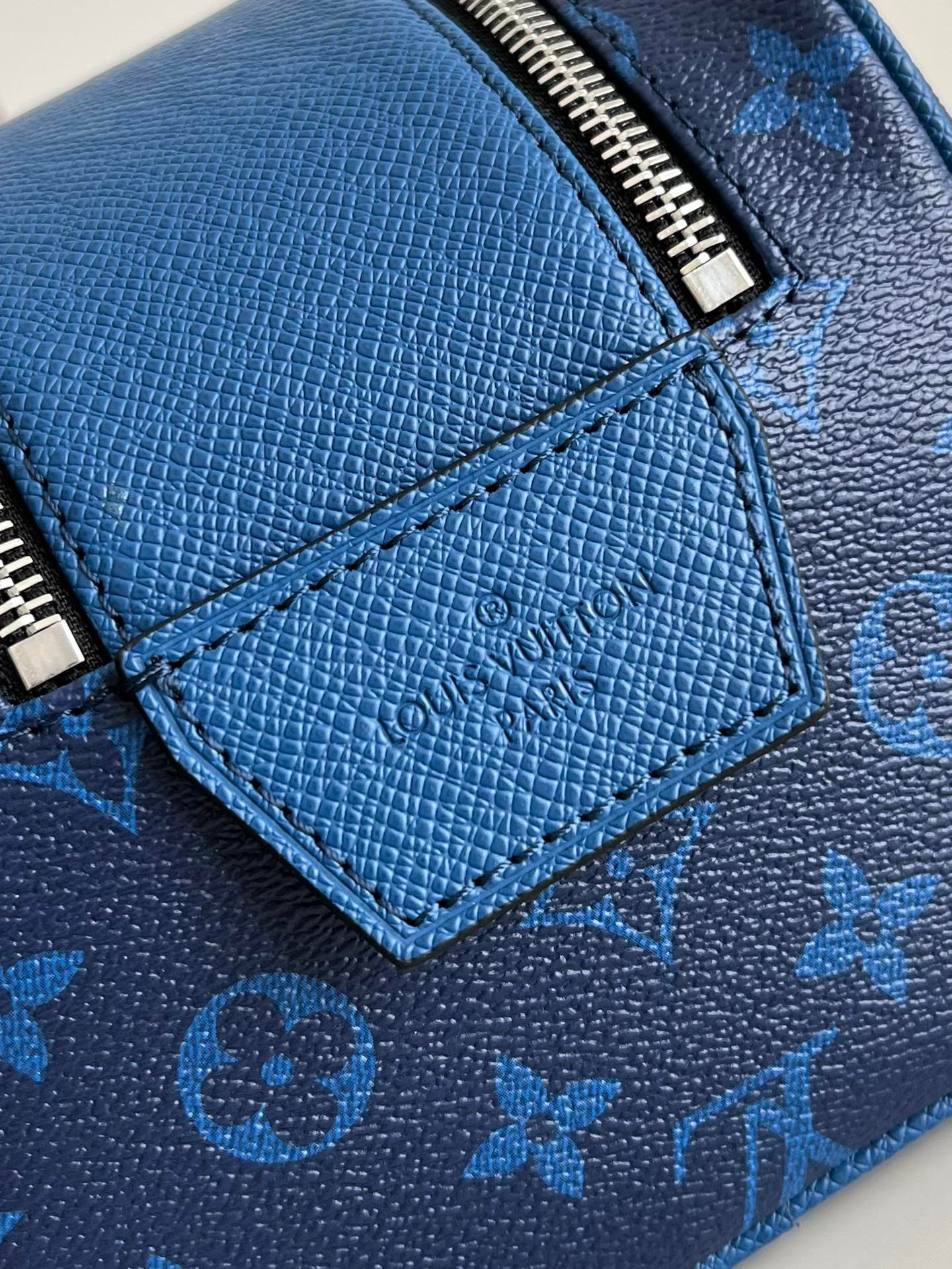l**is V*t*n dopp kit toilet pouch
