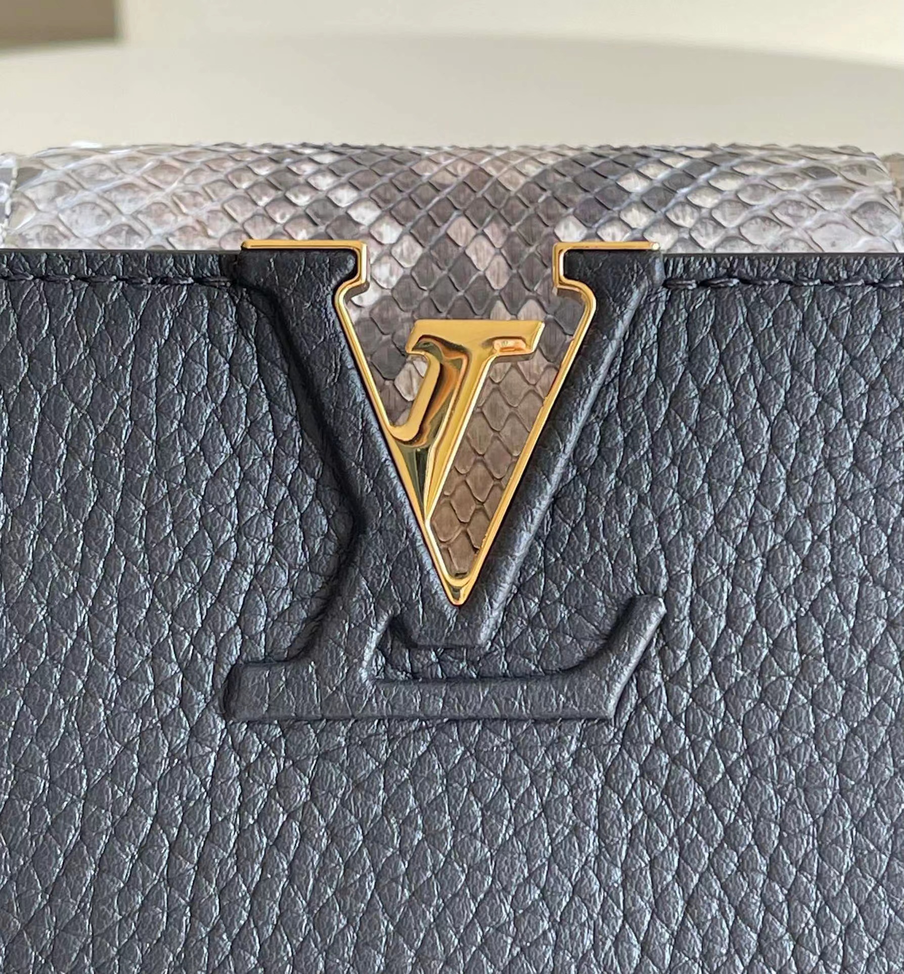 l**is V*t*n capucines mini