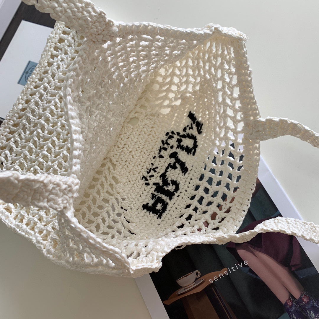 Pra*a crochet tote bag