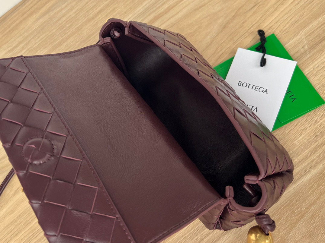 bo*te*ga Ve*ne*ta multi cross body pouch