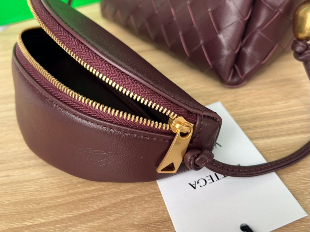 bo*te*ga Ve*ne*ta multi cross body pouch