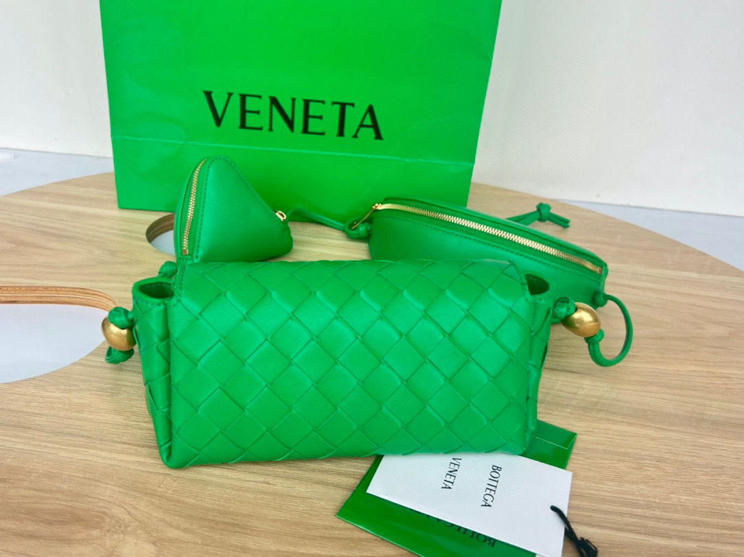 bo*te*ga Ve*ne*ta multi cross body pouch