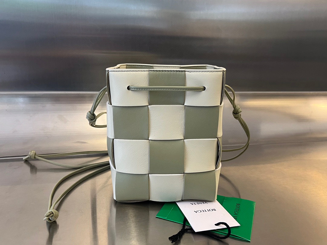 bo*te*ga Ve*ne*ta cassette bucket bag