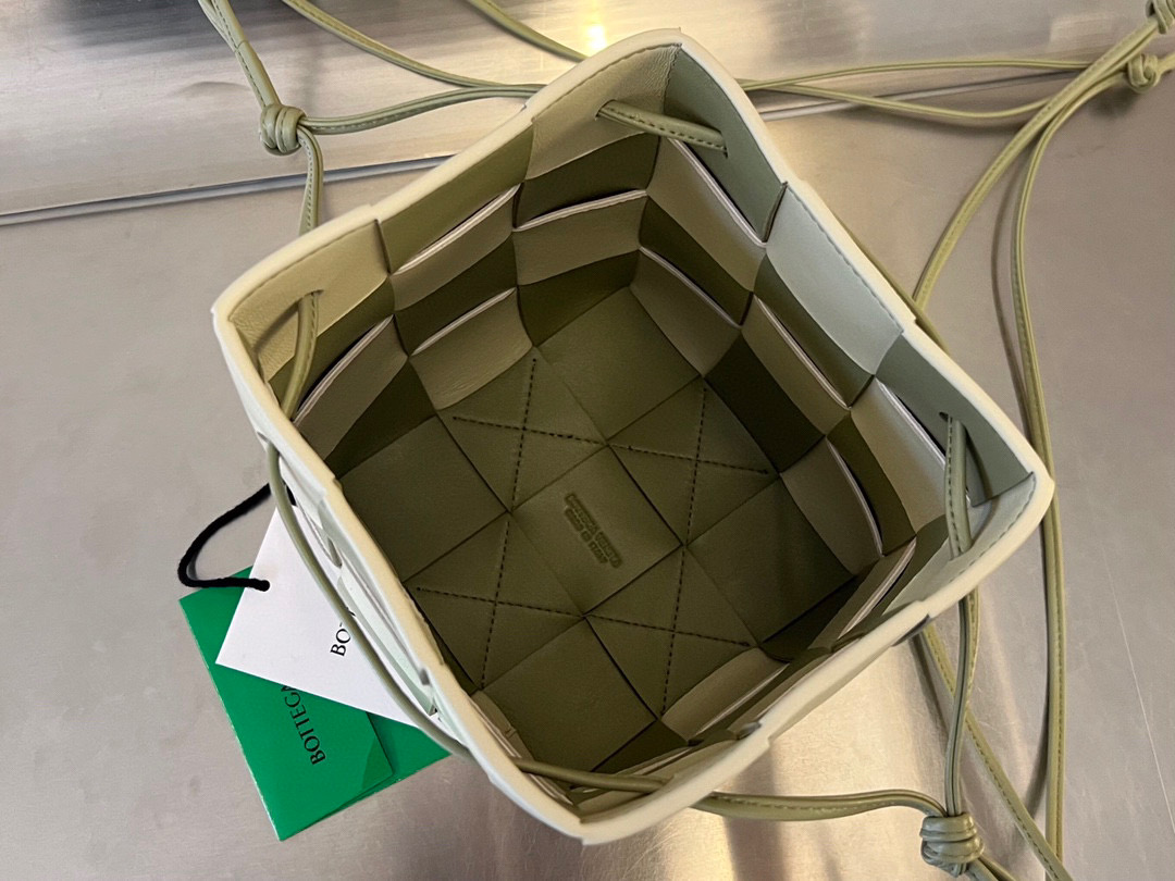 bo*te*ga Ve*ne*ta cassette bucket bag