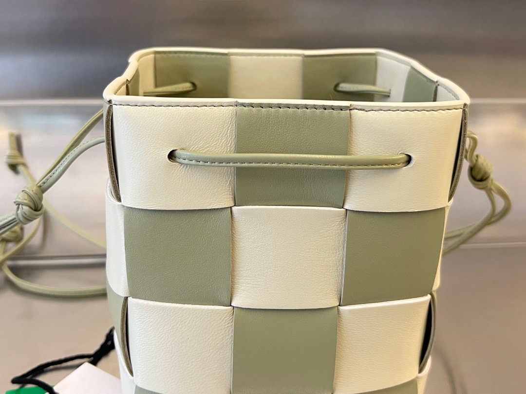 bo*te*ga Ve*ne*ta cassette bucket bag