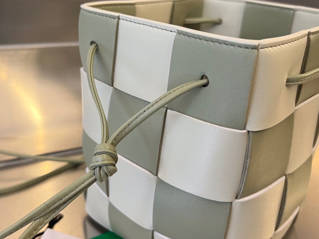 bo*te*ga Ve*ne*ta cassette bucket bag