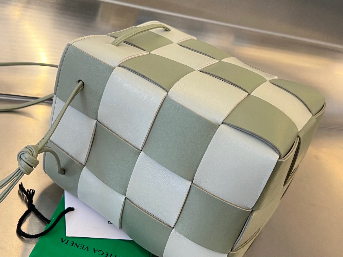 bo*te*ga Ve*ne*ta cassette bucket bag