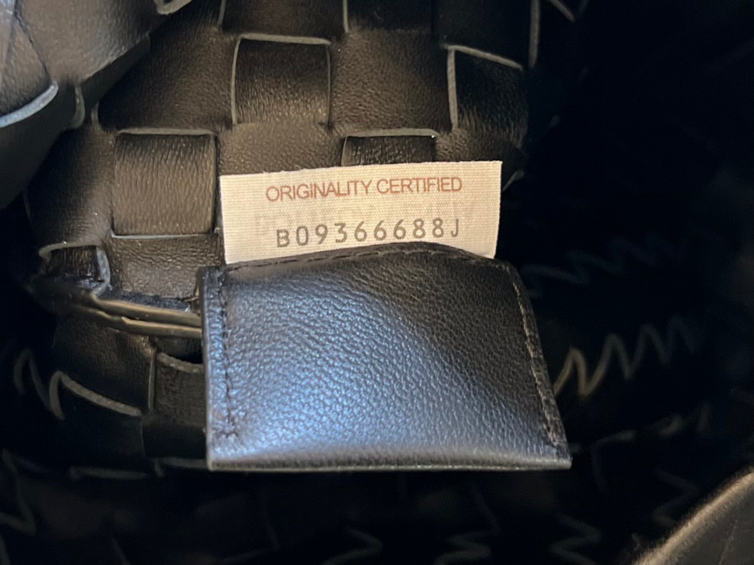 bo*te*ga Ve*ne*ta sardine top handle bag