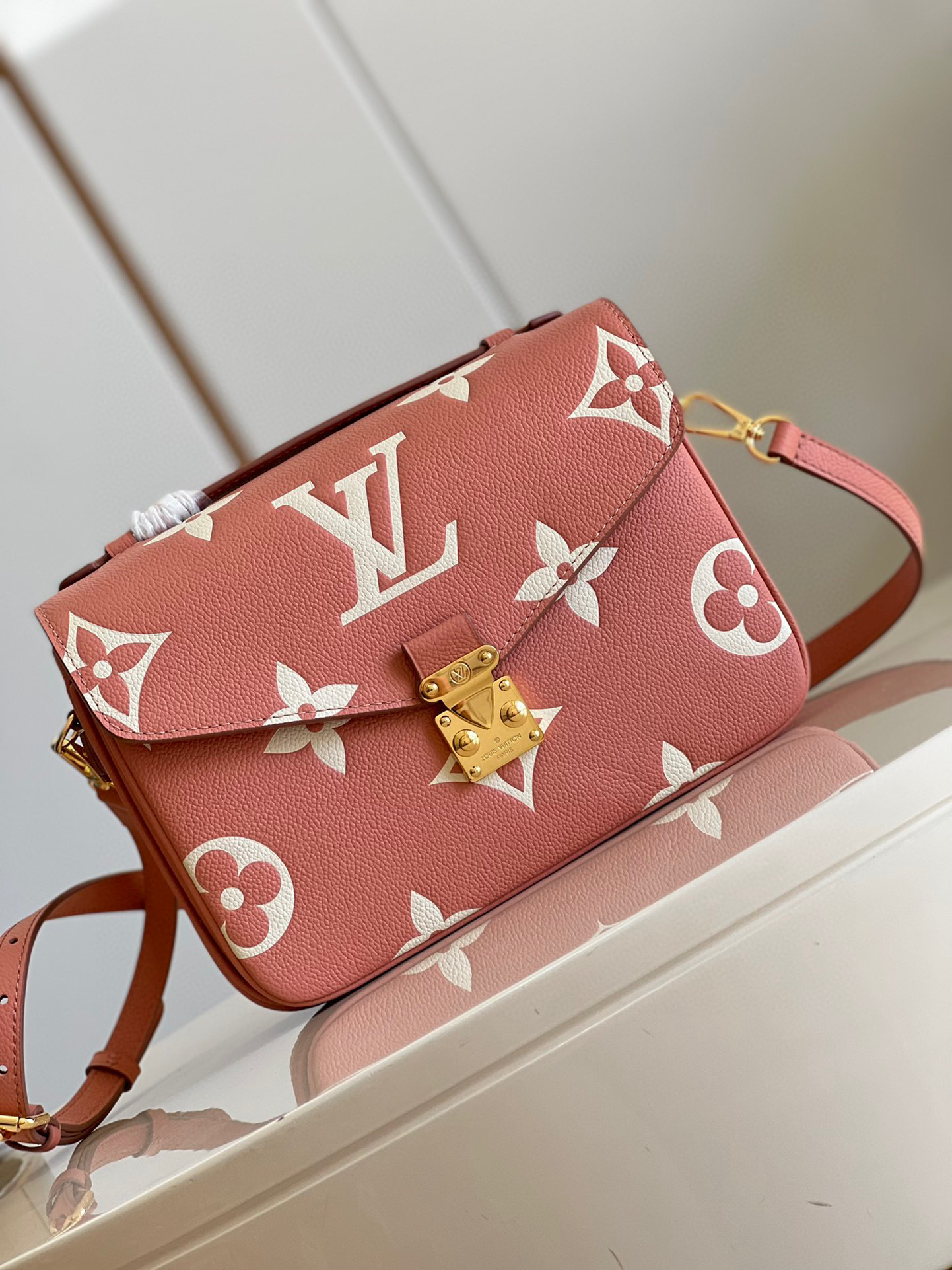 l**is V*t*n pochette metis