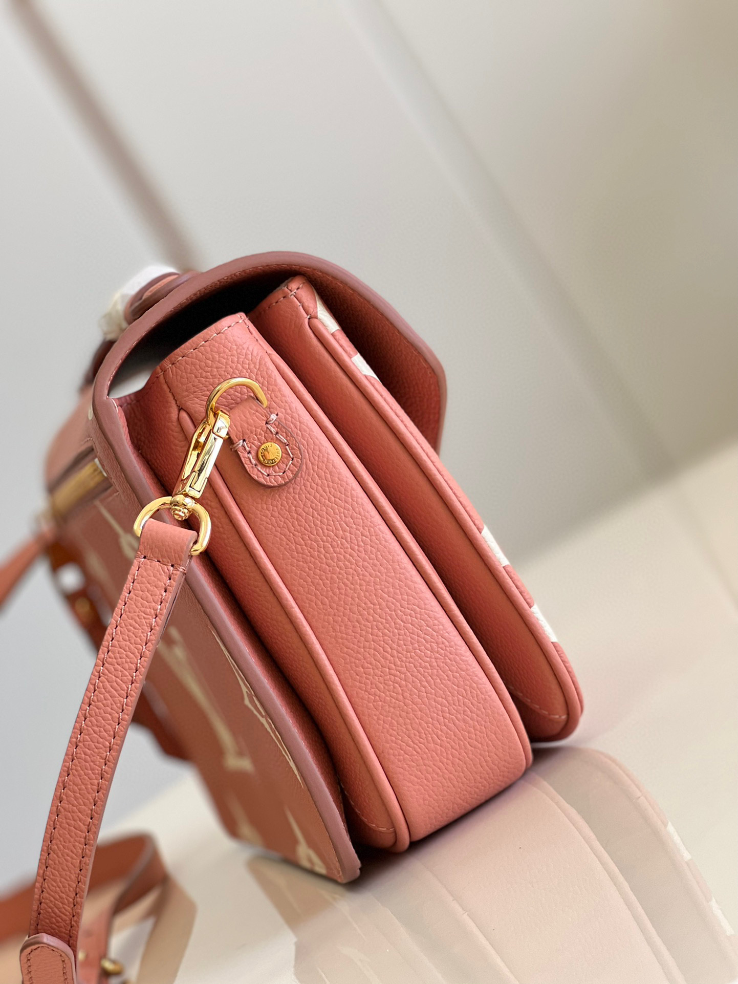 l**is V*t*n pochette metis