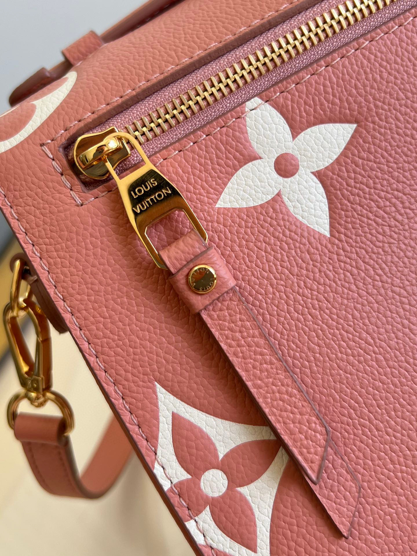 l**is V*t*n pochette metis