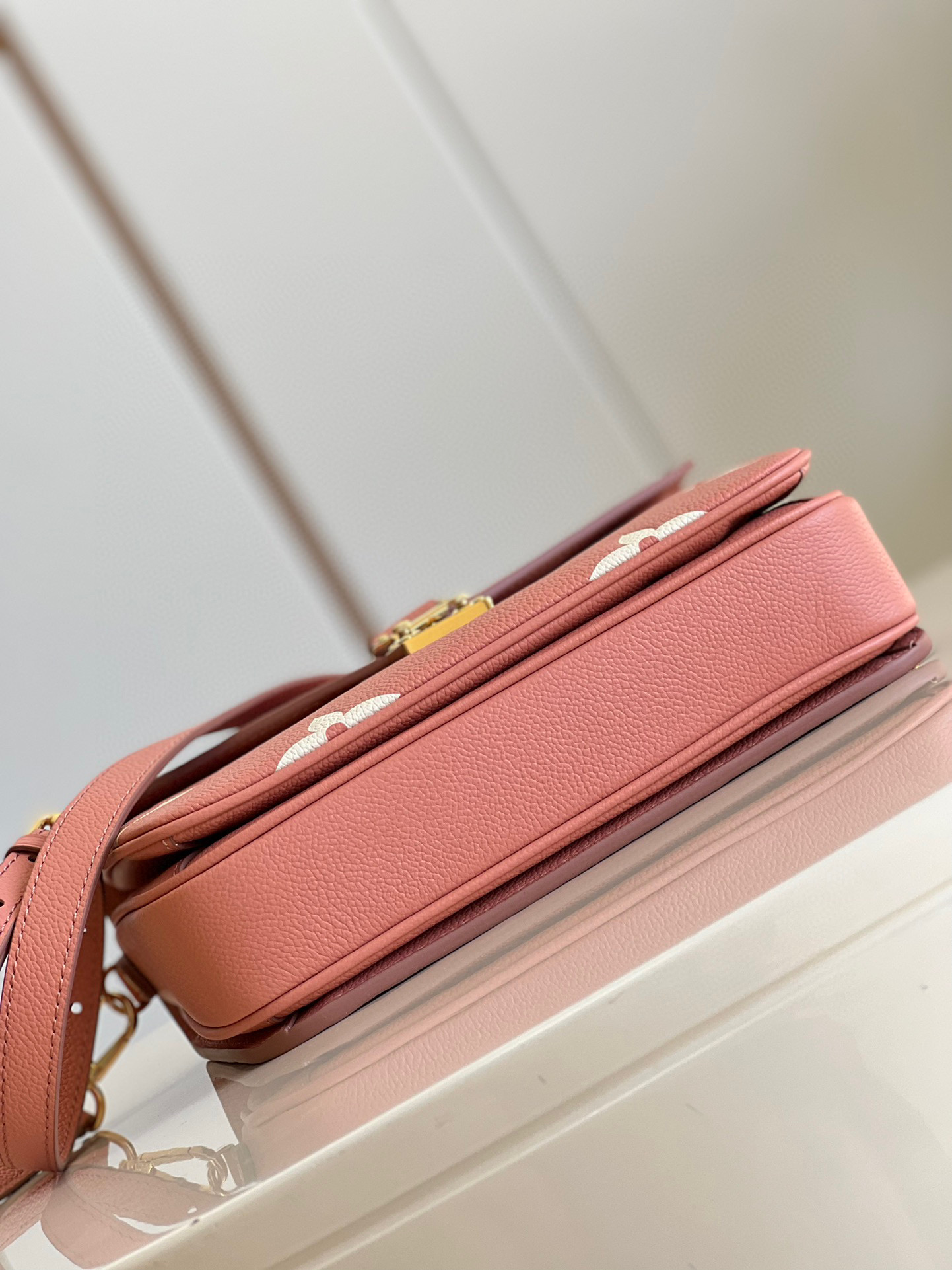 l**is V*t*n pochette metis