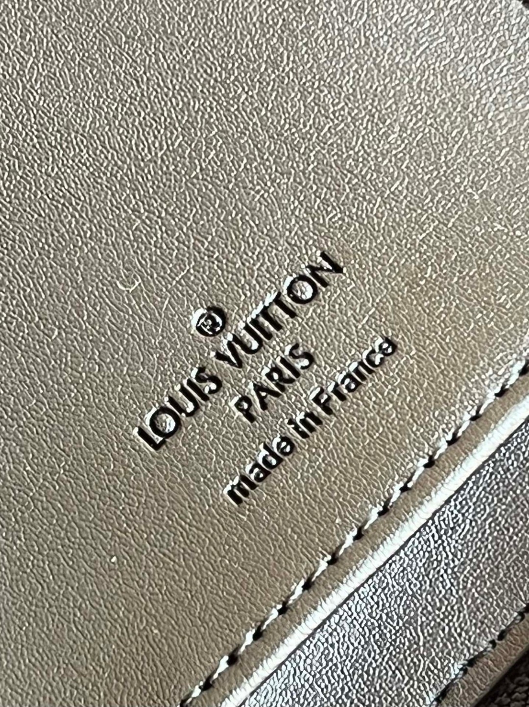 l**is V*t*n book chain wallet