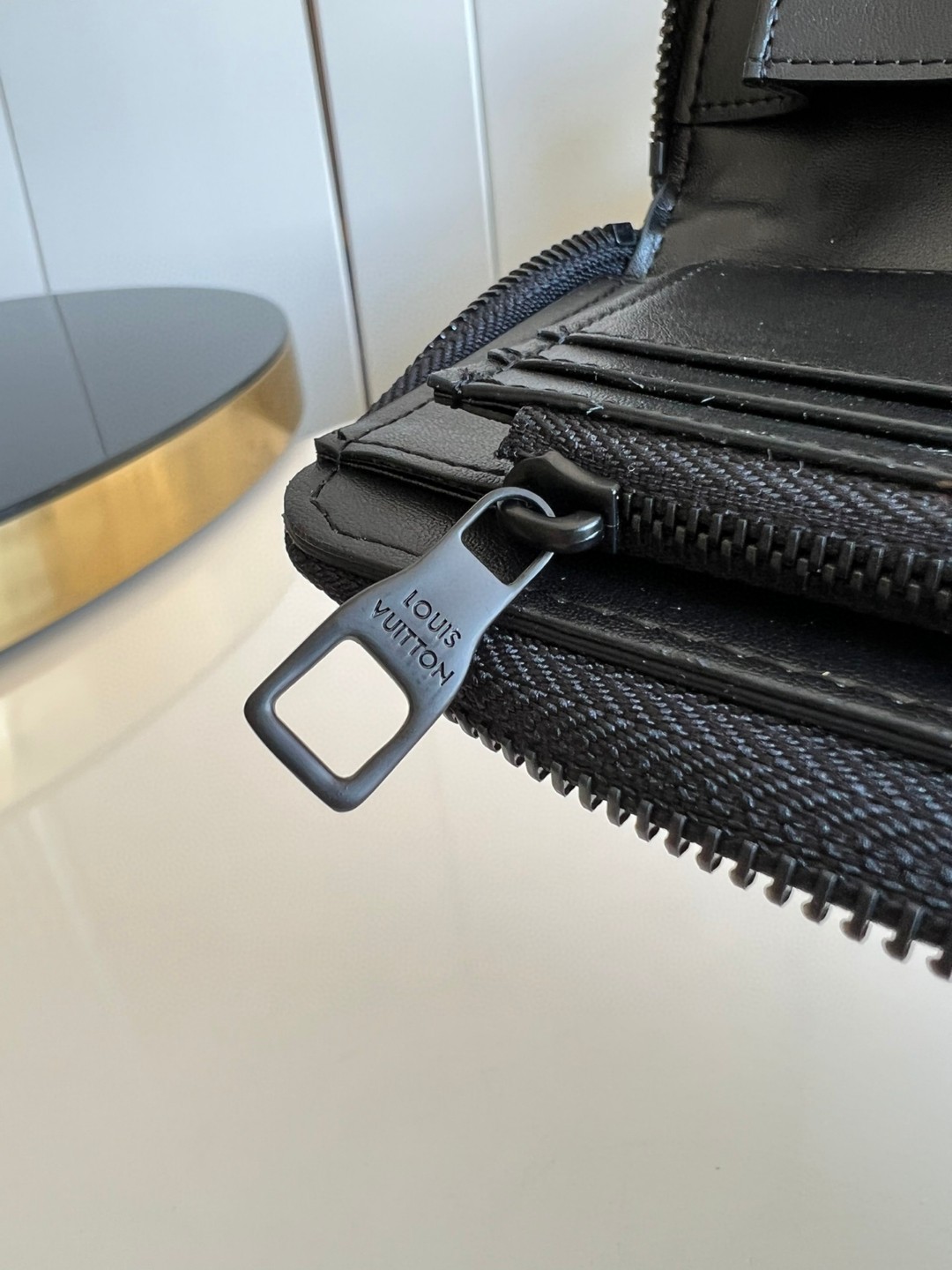 l**is V*t*n book chain wallet