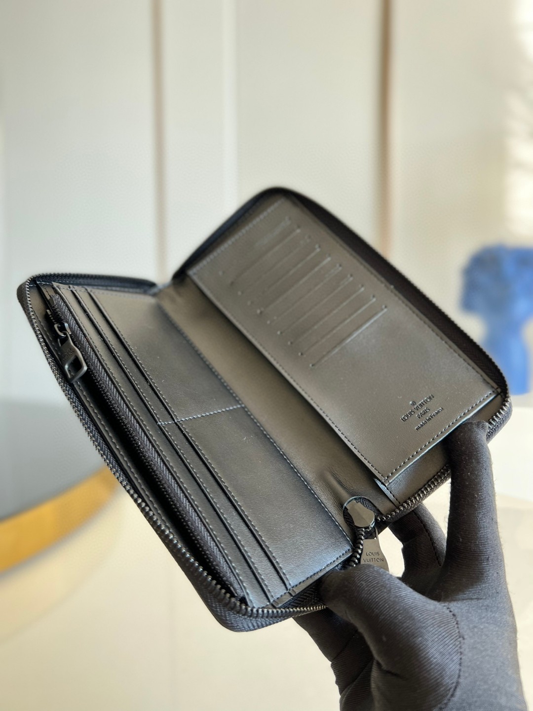 l**is V*t*n book chain wallet