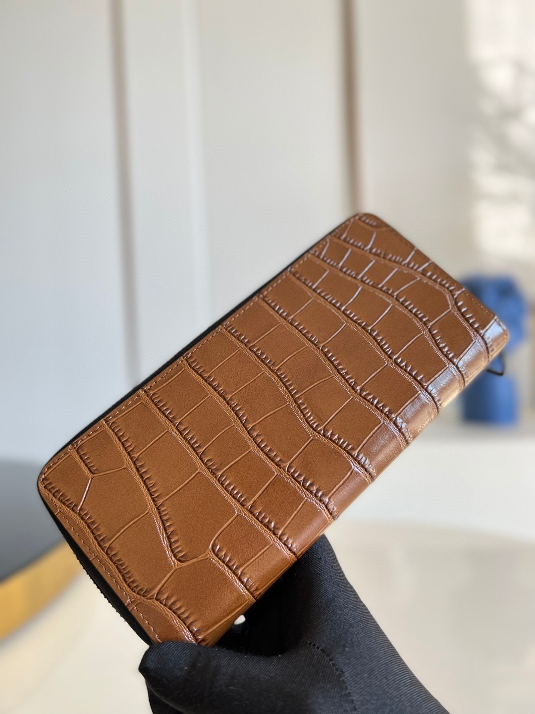 l**is V*t*n book chain wallet