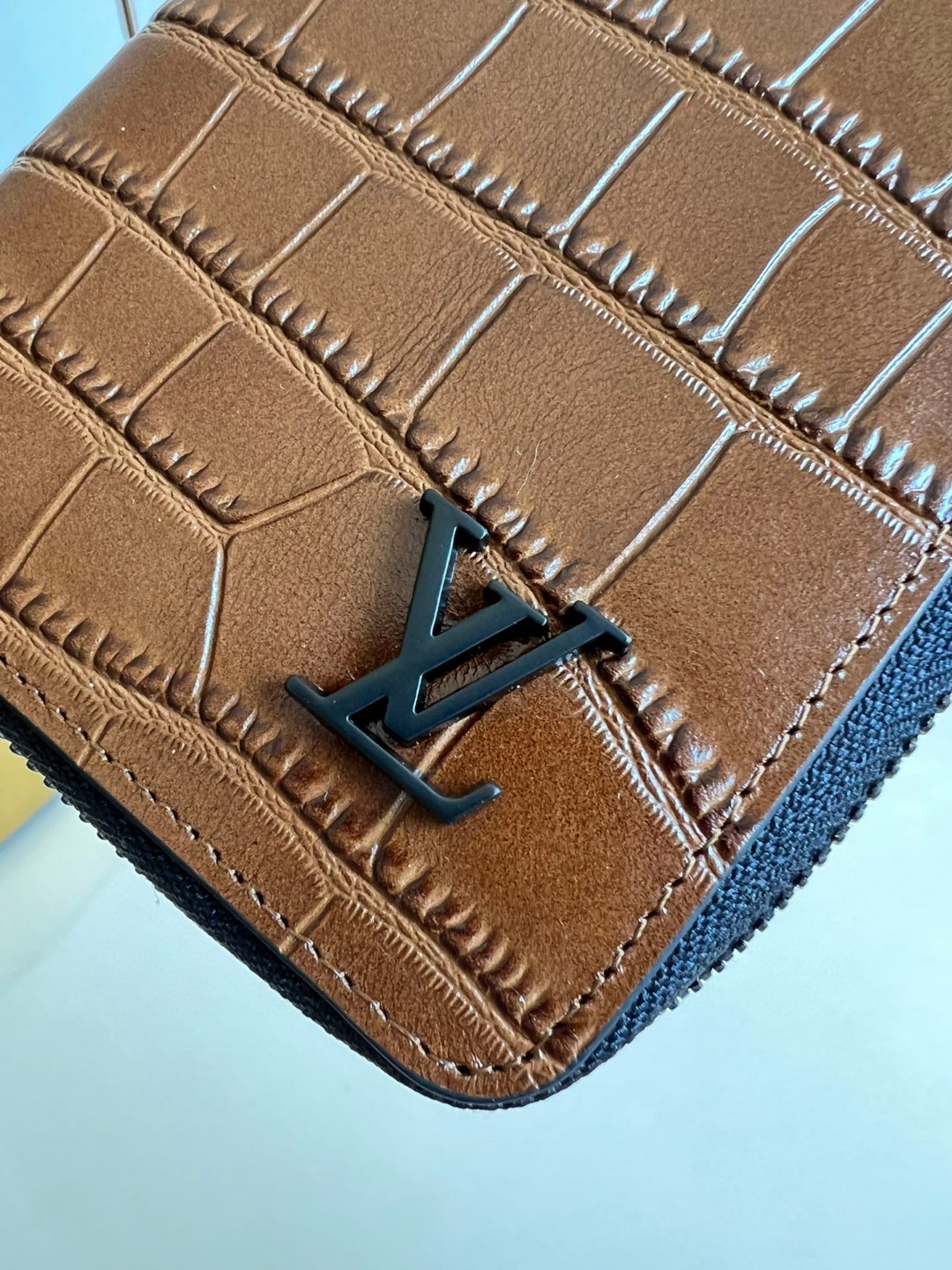 l**is V*t*n book chain wallet