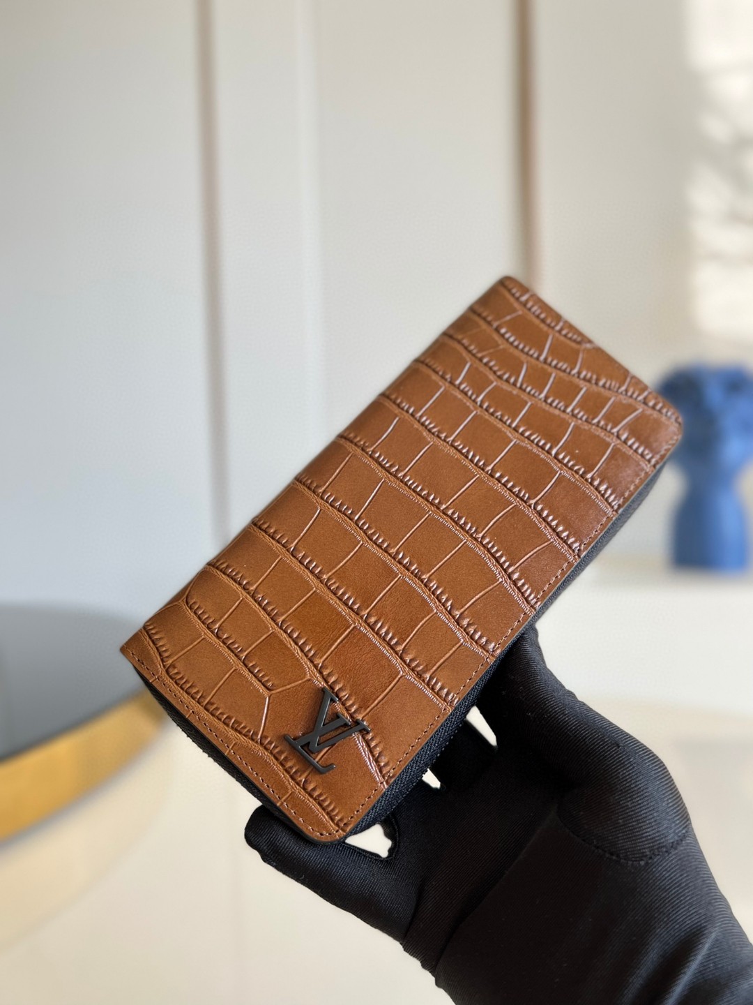 l**is V*t*n book chain wallet