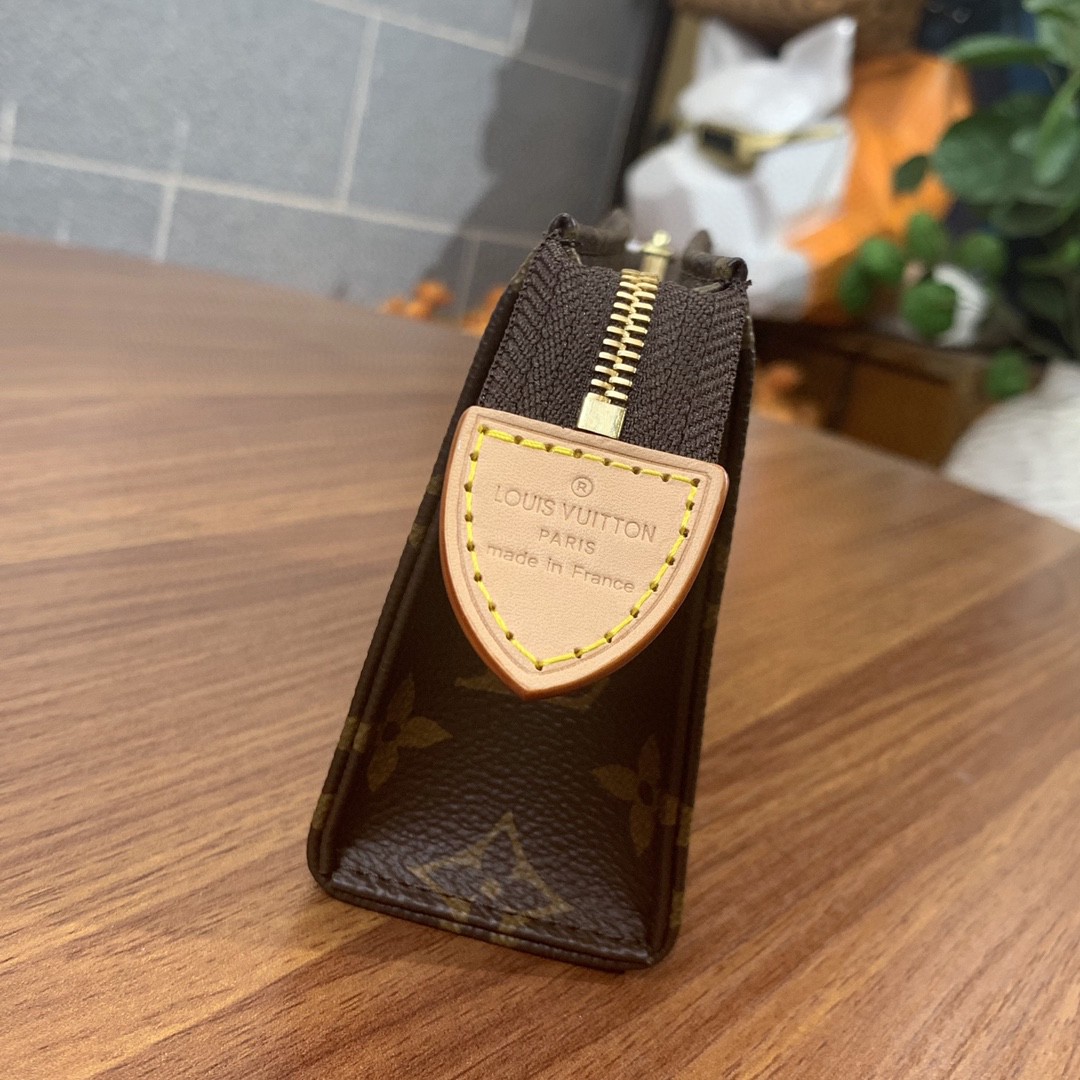 l**is V*t*n handbag toiletry