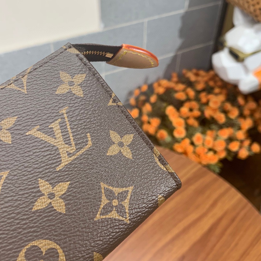 l**is V*t*n handbag toiletry