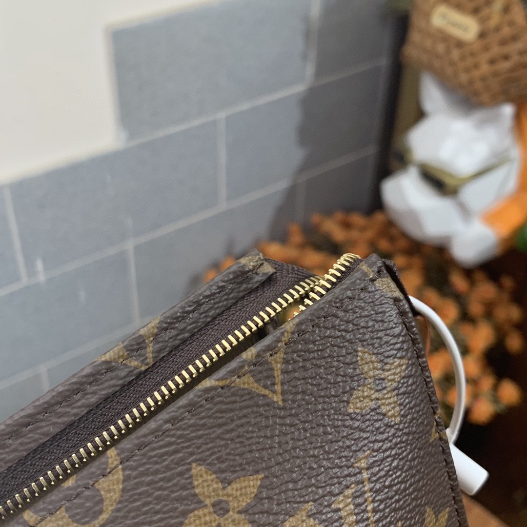 l**is V*t*n handbag toiletry